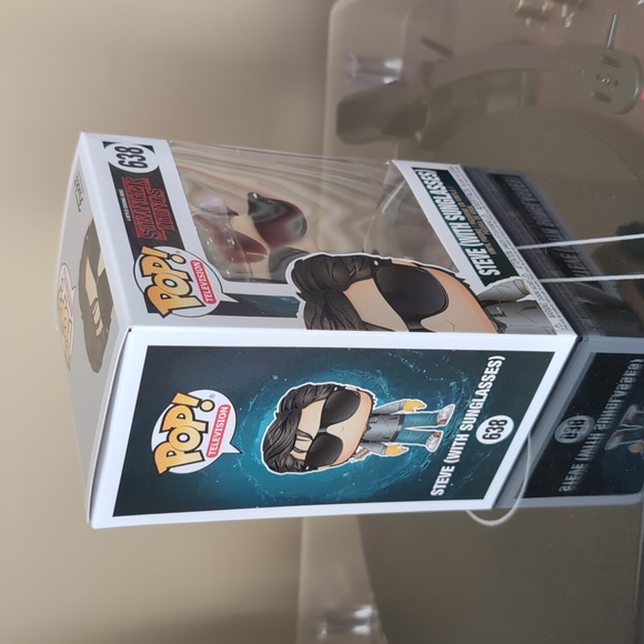 Stranger Things Funko Pop Steve with Sunglasses #638 - Picture 2 of 7